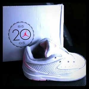 Baby Girl Air Jordan's white/pink